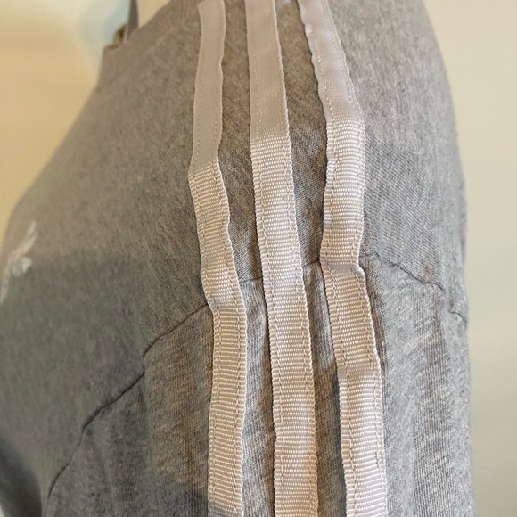 Woman’s Adidas crewneck gray T-shirt‎ size small - Picture 6 of 7